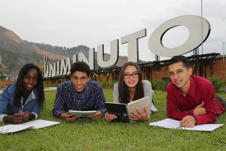 Estudiantes Santo Tomás